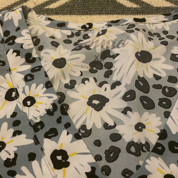 XL Scrub Top - Picture 2 of 2